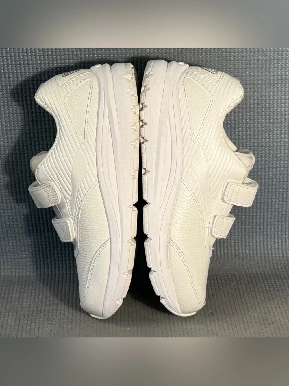 Brooks Addiction Walker V-Strap 2 White Sneakers Women’s Size 7
